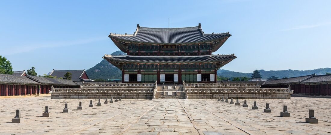 “고쳐놔도 그다음 날 또” 경복궁 창호지 구멍, 60%는 관람객이 뚫은 거래요