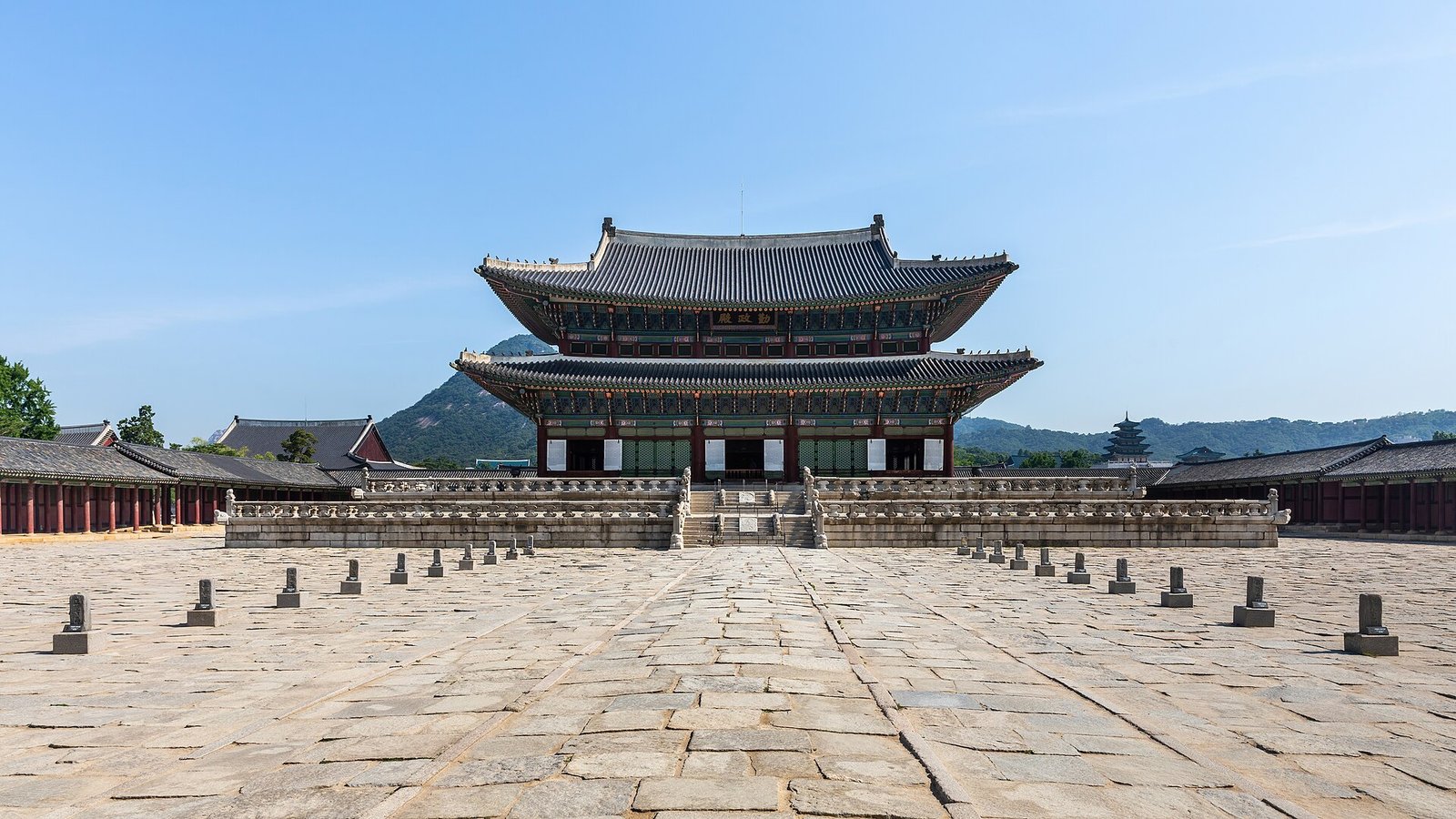 “고쳐놔도 그다음 날 또” 경복궁 창호지 구멍, 60%는 관람객이 뚫은 거래요