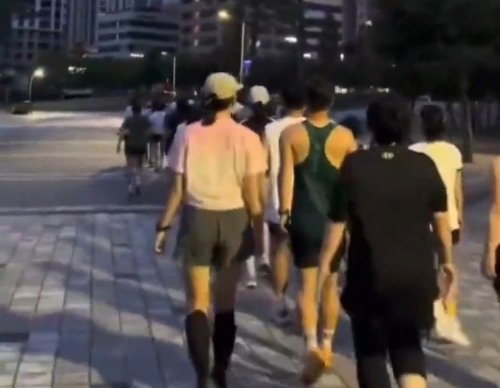 지난달 엑스(X)에서 번진 단체 달리기 영상 캡처. 산이 아니라 보행로 얘기였어요. (머니투데이 보도 갈무리)
