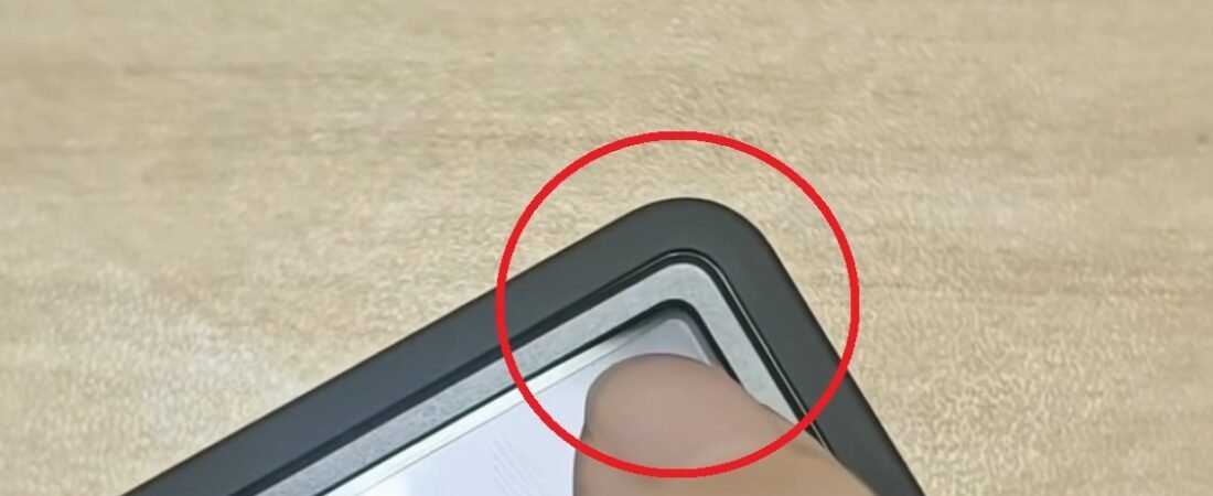 갤럭시 Z 폴드8 화면이 쑥 들어간다… 삼성 “정상입니다” 답변에 더 시끄러워진 이유