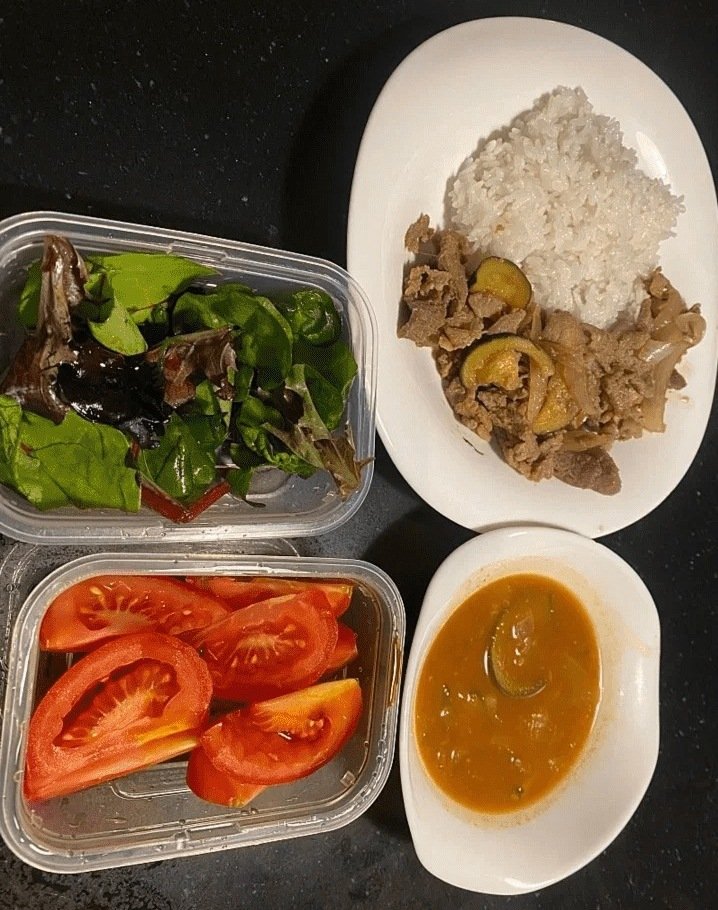 아침은 현지 마트에서 산 채소·토마토에 전날 남은 반찬을 곁들였다 (커뮤니티 게시물 캡처)