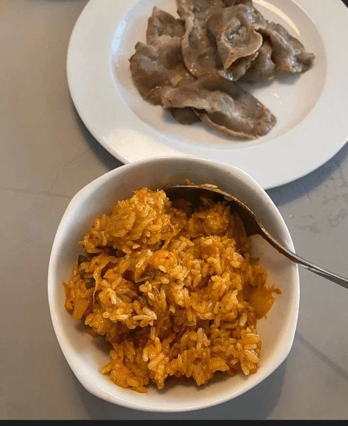 김치랑 양파만 볶아 만든 김치볶음밥. 댓글이 제일 많이 붙은 사진이다 (커뮤니티 게시물 캡처)