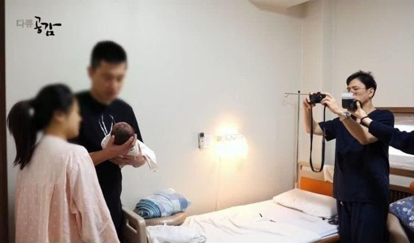 태어난 아기의 첫 가족사진은 원장님이 직접 찍어준다 (KBS 다큐공감 캡처)
