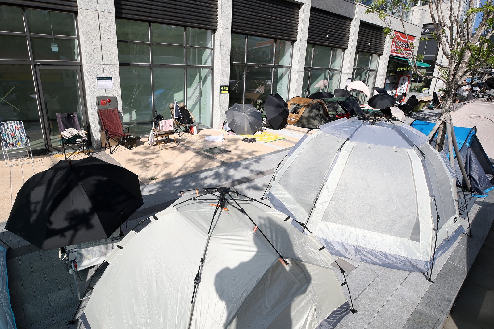 2년간 계약 0건이던 아파트에 텐트가 쳐졌다… 전세로 돌리니 벌어진 일
