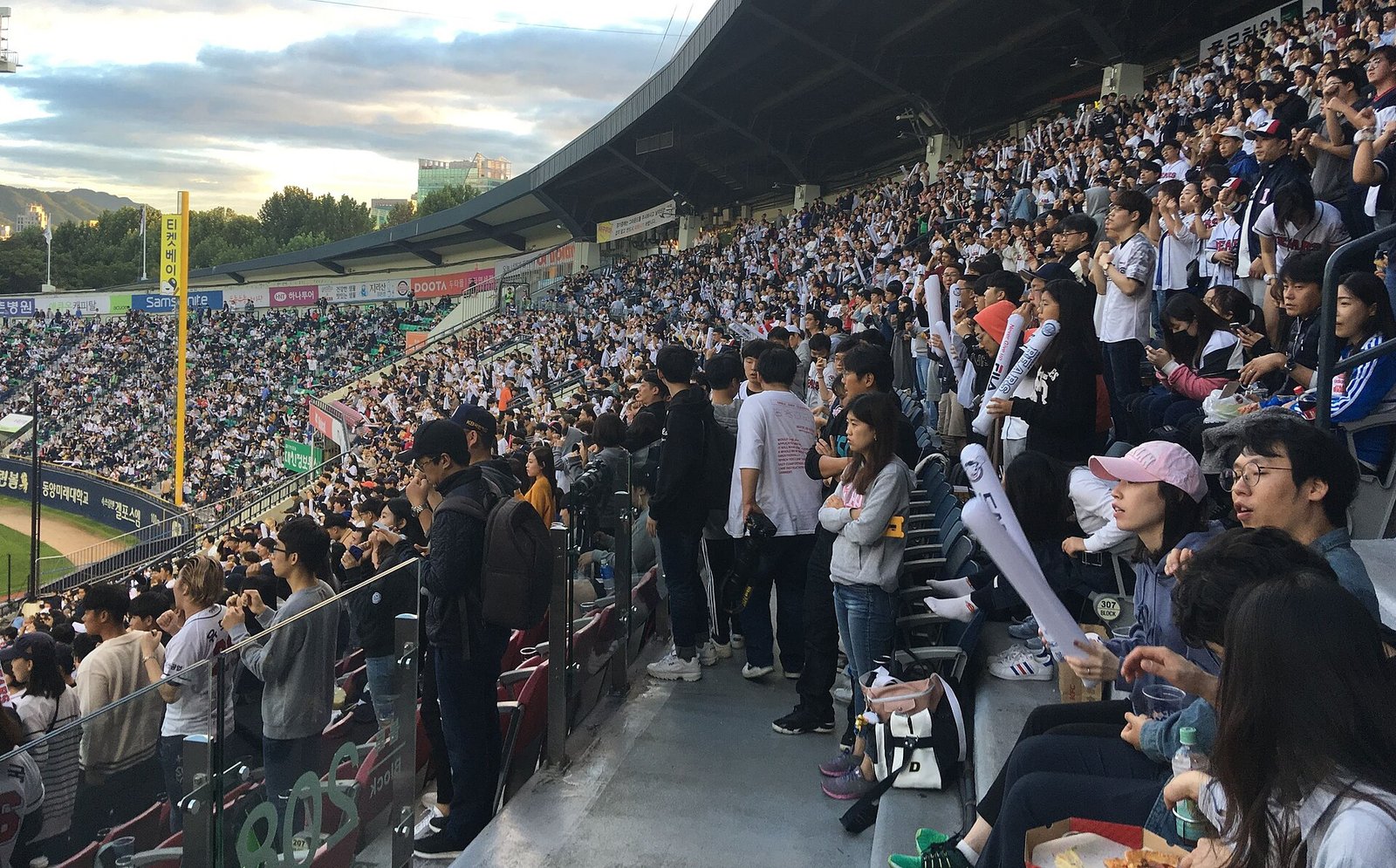 관중석이 찬 야구장. 자료사진입니다