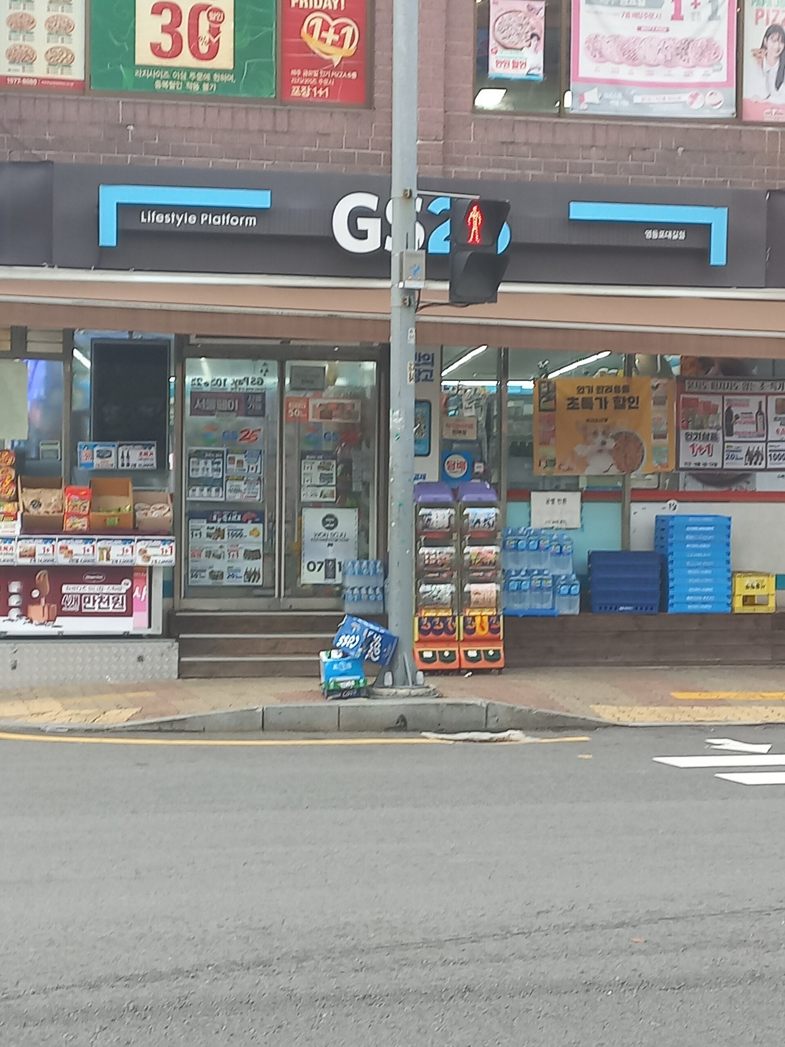 길가 편의점 앞 모습 (자료사진·위키미디어, 이번 사건의 점포가 아님)