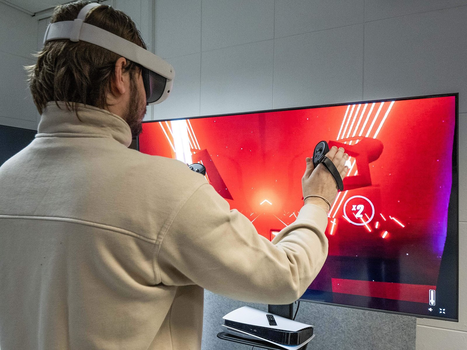 VR 헤드셋을 쓰고 게임하는 모습 (자료사진·위키미디어)