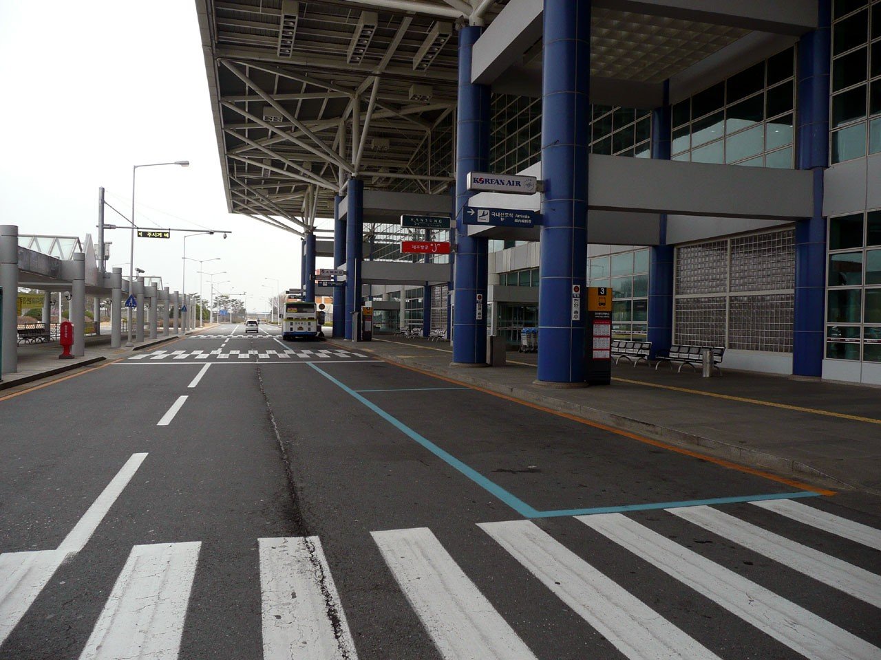 청주공항 앞 도로 (자료사진, 사진: Sonata from jawp / CC BY-SA 3.0, 위키미디어 공용)