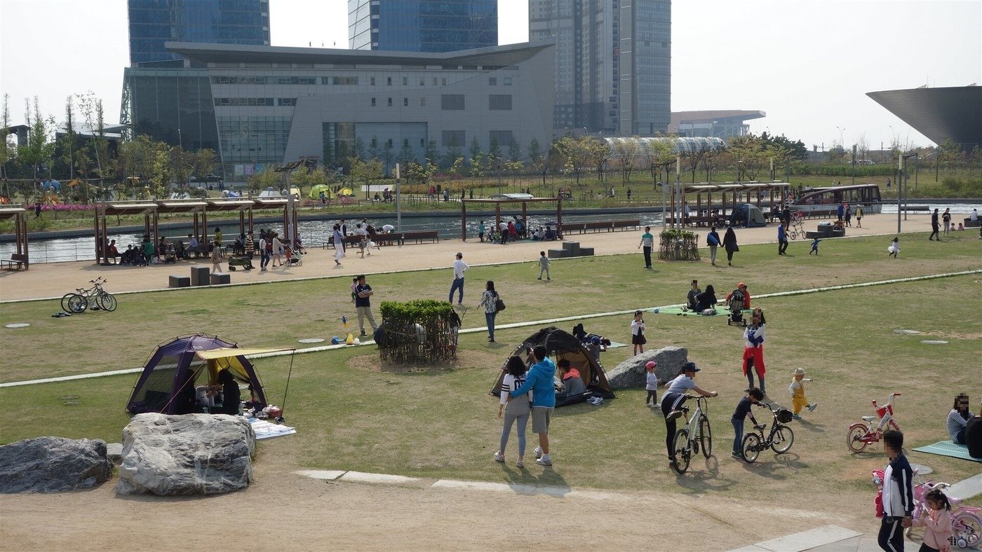 송도 센트럴파크 잔디밭 (자료사진, 사진: Ken Eckert / CC BY-SA 4.0, 위키미디어 공용, 얼굴은 흐리게 처리함)