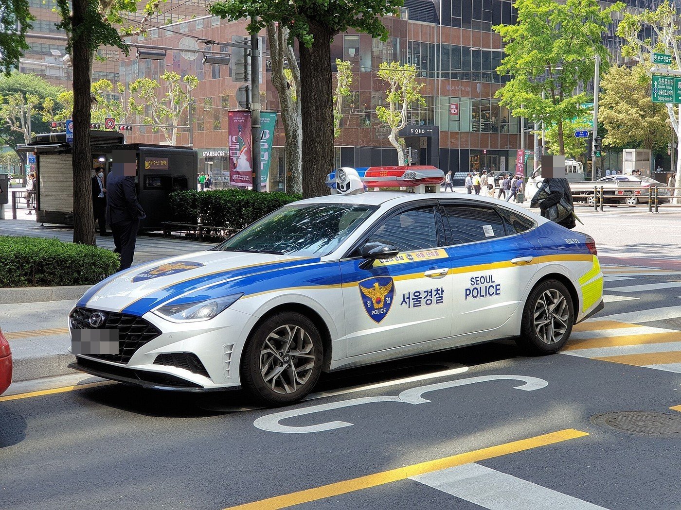 서울경찰 순찰차 (자료사진, 사진: Damian B Oh / CC BY-SA 4.0, 위키미디어 공용, 번호판·얼굴 흐림). 이번 사고 차량이 아니에요