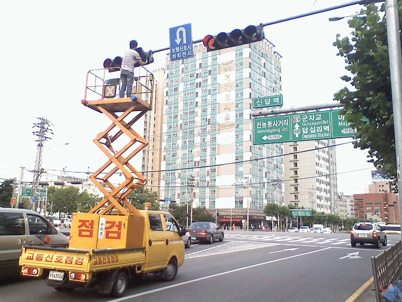 서울 신답역 사거리 신호등 점검 (자료사진, 사진: Sim1992 / CC BY-SA 3.0, 위키미디어 공용)