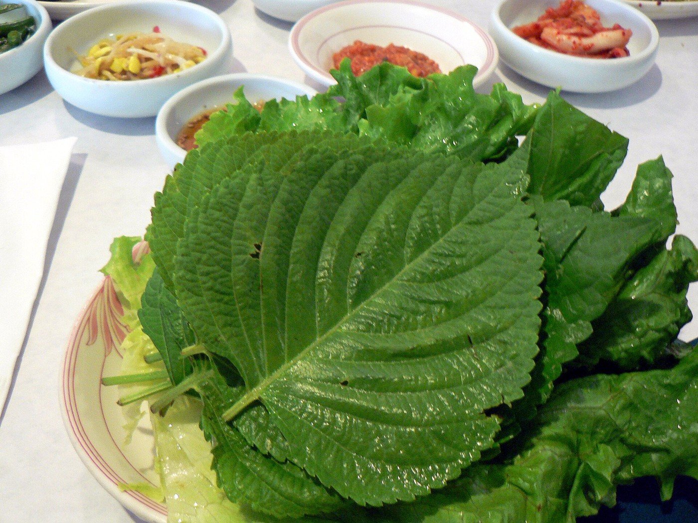 쌈 채소 한 접시 (자료사진, 사진: stu_spivack / CC BY-SA 2.0, 위키미디어 공용). 기사 속 식당 사진이 아니에요