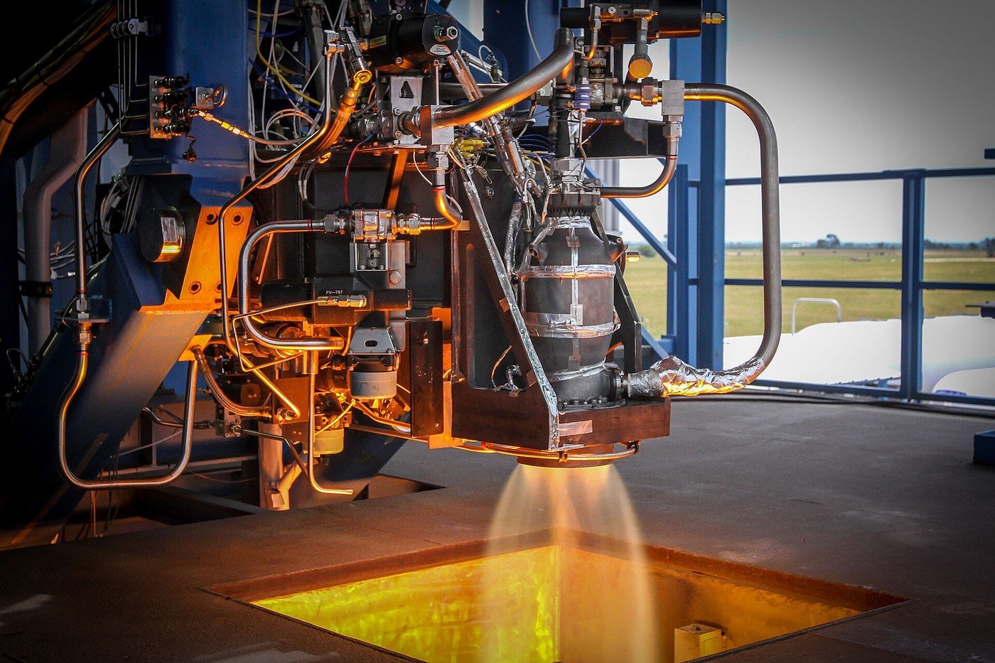 스페이스X 슈퍼드라코 엔진 시험 (자료사진, 사진: SpaceX / CC0, 위키미디어 공용). 로드스터 추진기와는 다른 장치예요