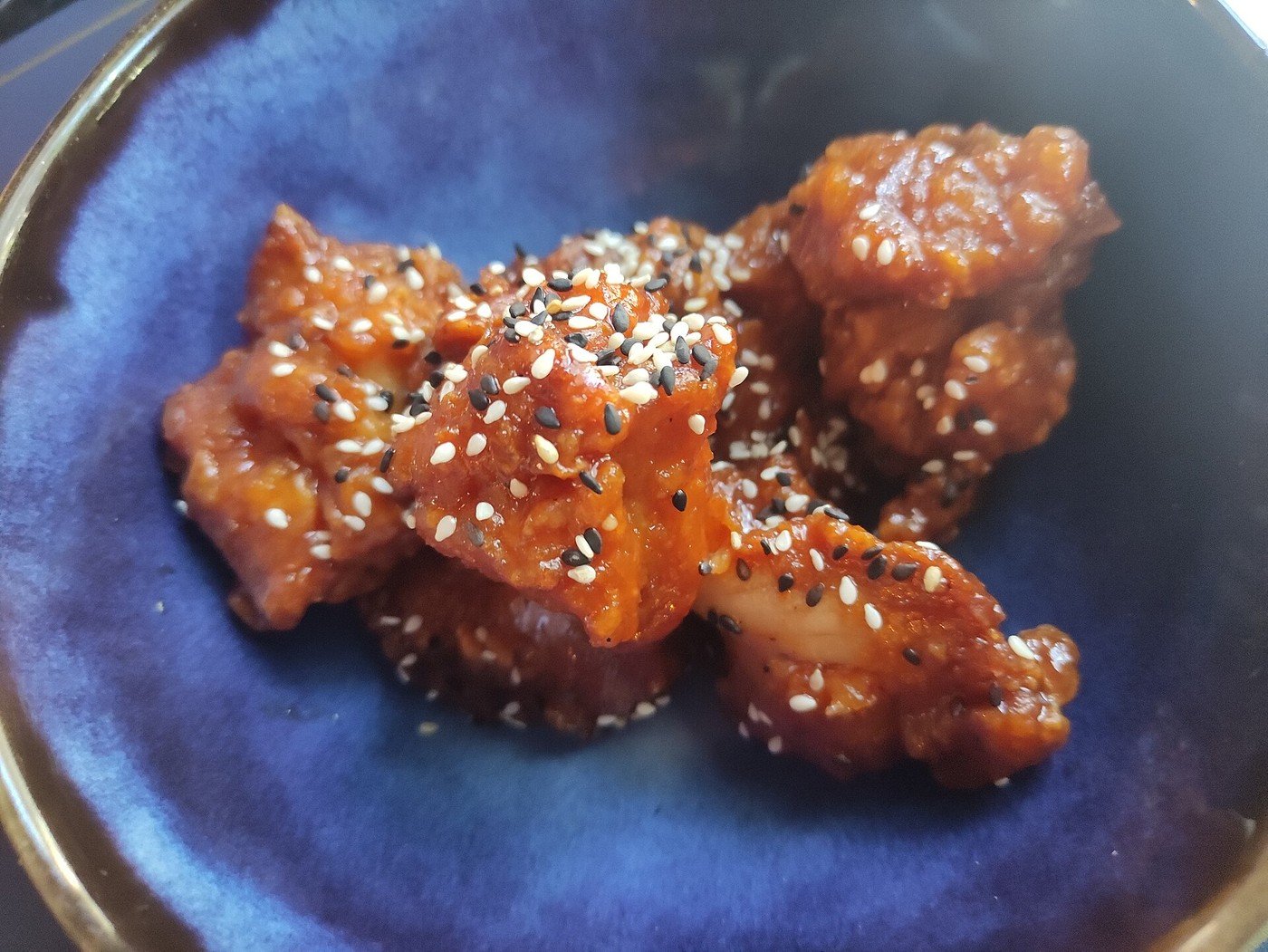 양념치킨 (자료사진, 사진: Francesc Fort / CC BY-SA 4.0, 위키미디어 공용)