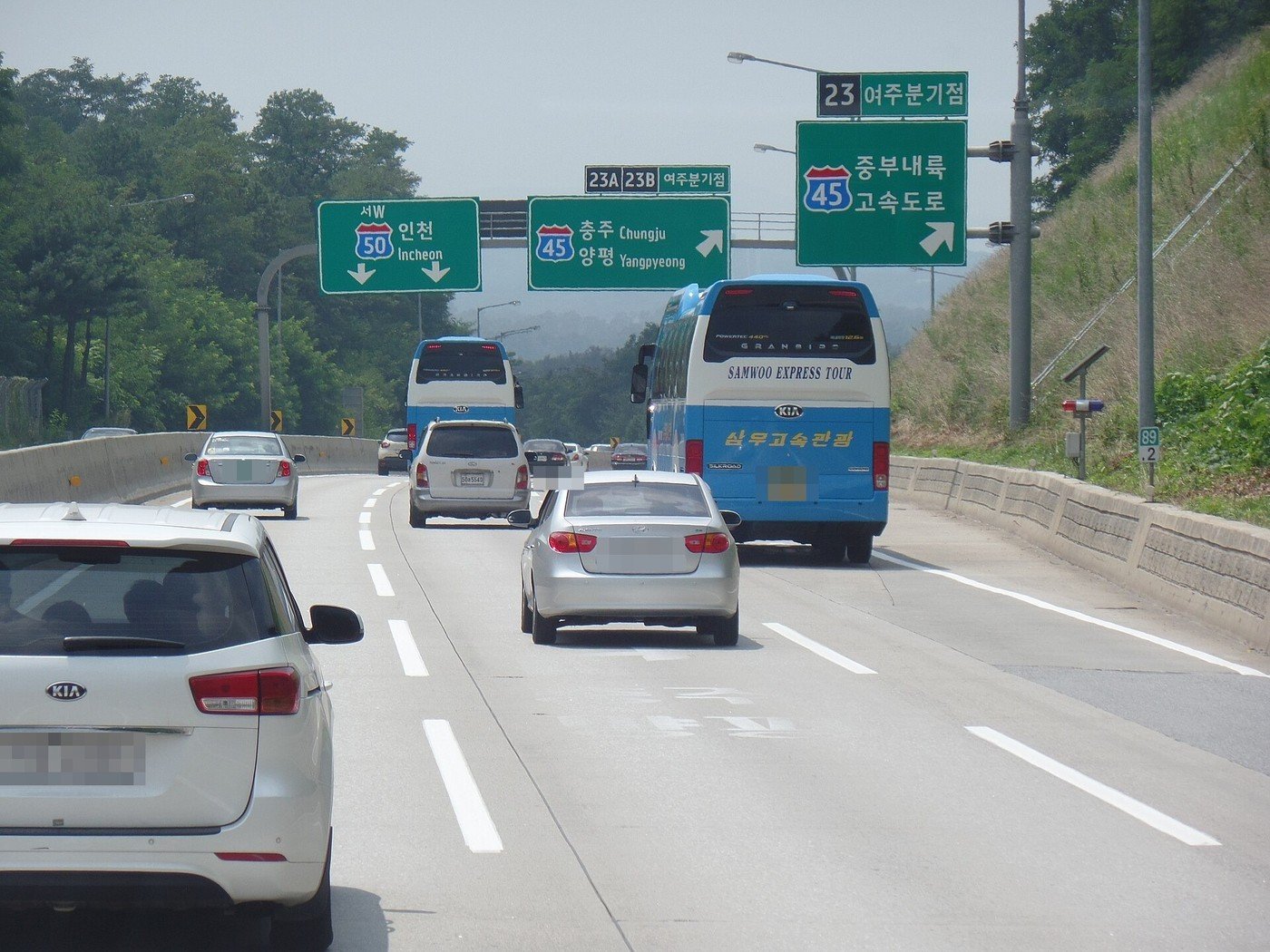 영동고속도로 인천 방면 여주분기점 (자료사진, 사진: Jhcbs1019 / CC BY-SA 4.0, 위키미디어 공용, 번호판 흐림). 사고 당시 모습이 아니에요