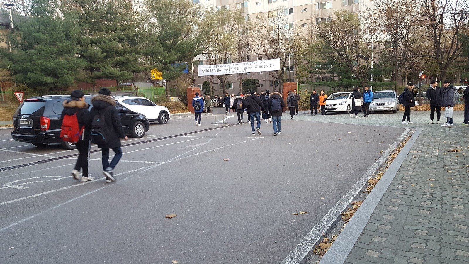 시험을 마치고 시험장을 나서는 수험생들 (자료사진, 사진: 고려 / CC BY 4.0, 위키미디어 공용, 2018학년도 때 사진, 얼굴 가림)