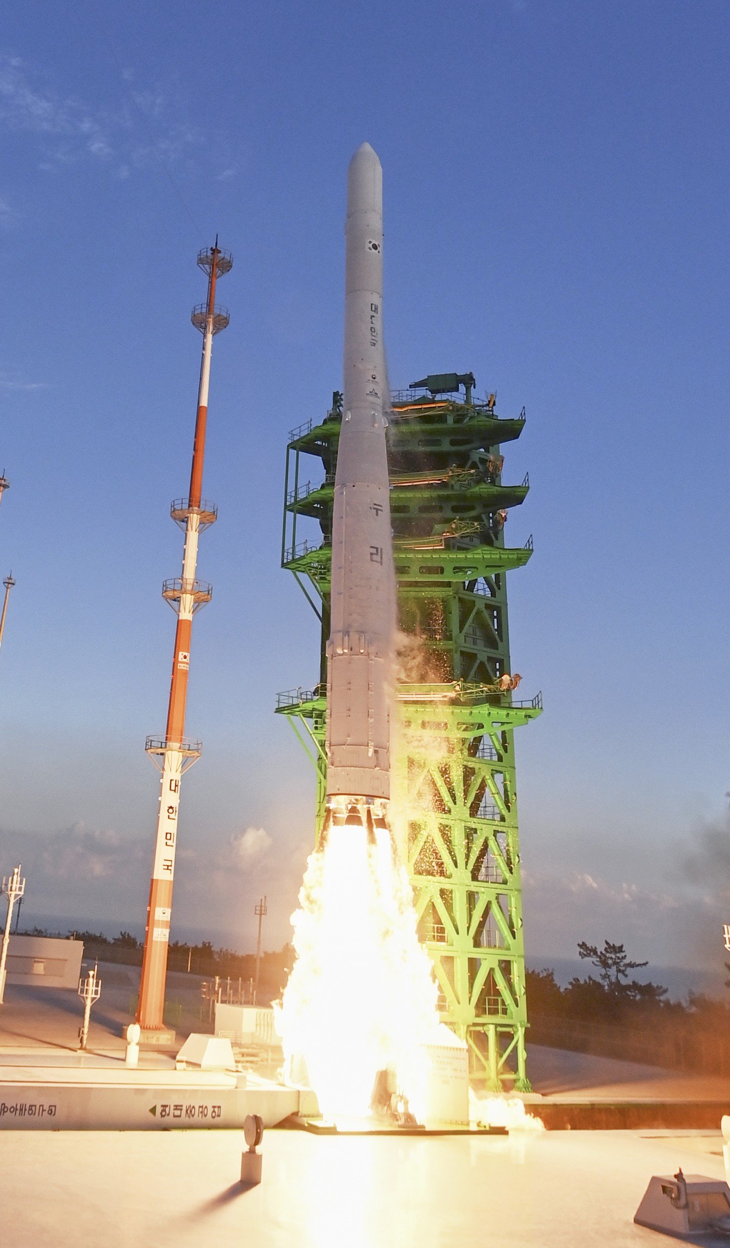 누리호 1차 발사 장면 (2021년 자료사진, 사진: 한국항공우주연구원 (Korea Aerospace Research Inst / KOGL Type 1, 위키미디어 공용)