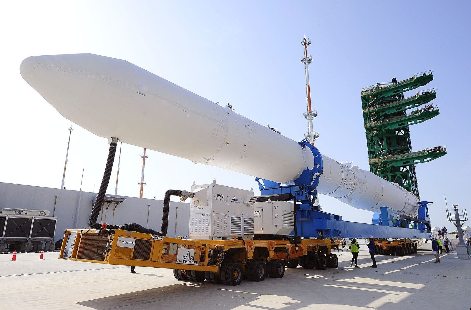 발사대로 옮겨지는 누리호 (자료사진, 사진: Korea Aerospace Research Institute 한국항공우 / KOGL Type 1, 위키미디어 공용)