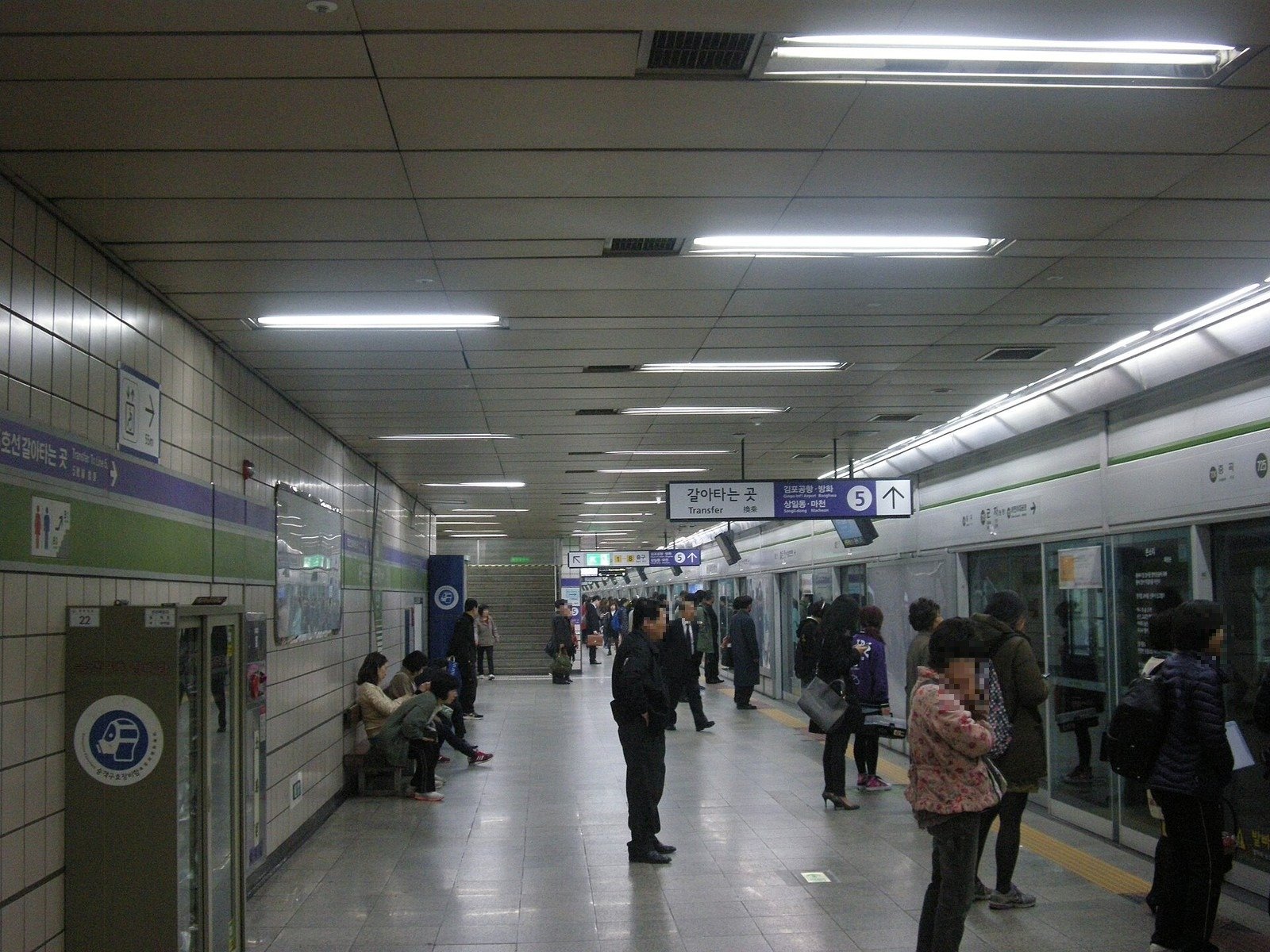 7호선 군자역 승강장 (자료사진, 사진: Banwol / CC BY-SA 3.0, 위키미디어 공용, 얼굴 가림)