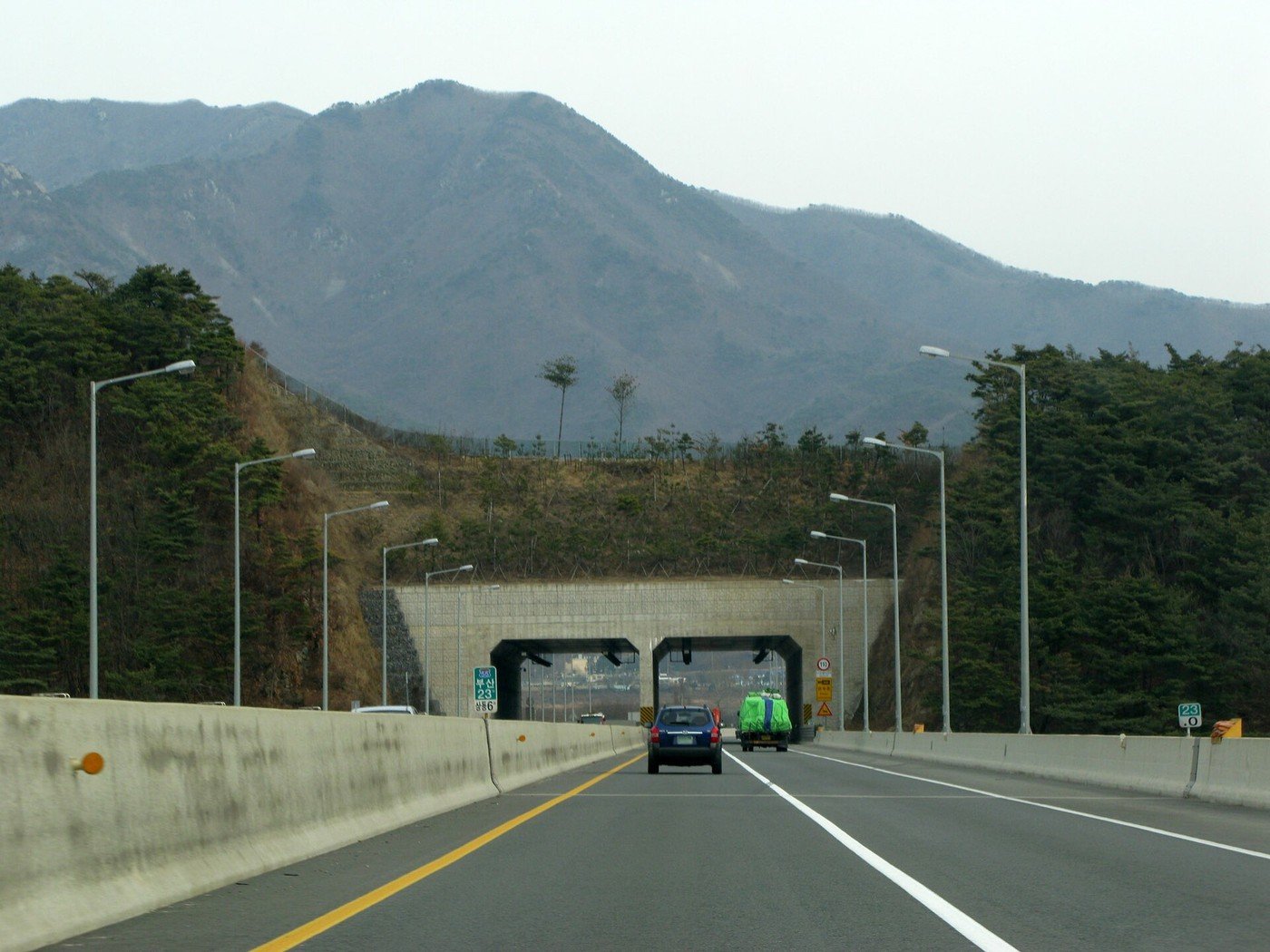 대구부산고속도로 용산터널 앞 (자료사진, 사진: G43 / CC BY 3.0, 위키미디어 공용). 사고 지점이 아니에요