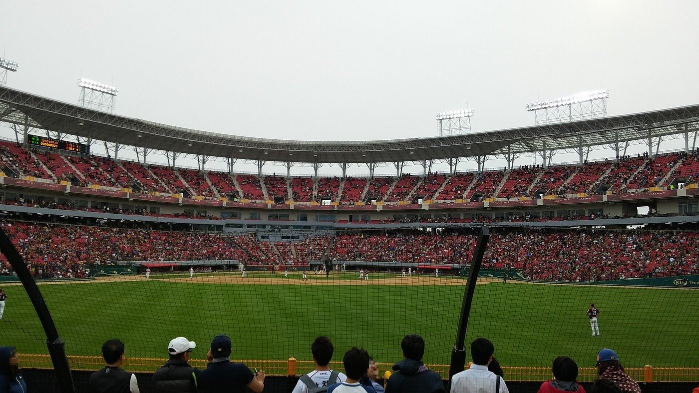KIA 챔피언스 필드 안쪽 (자료사진, 사진: Kastrot / CC BY-SA 4.0, 위키미디어 공용, 관중 얼굴은 흐리게 처리)